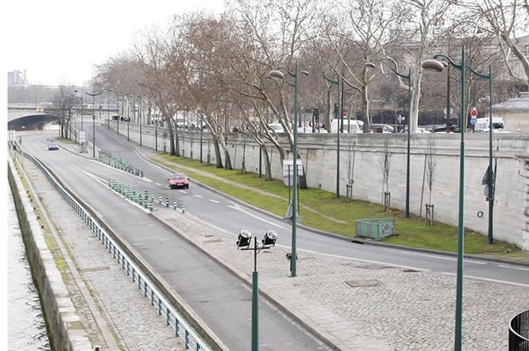 banks-seine-invalides-concorde-river-island-before-near-parisperfect-apartments Here is the river bank near the Invalides and Concorde Bridge today, a short walk from many of our Paris apartment rentals.