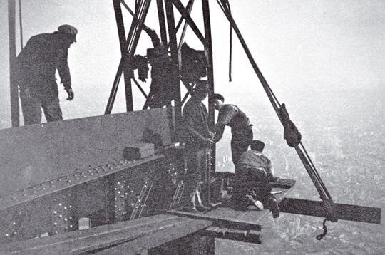 workers-on-the-eiffel-tower-riviere