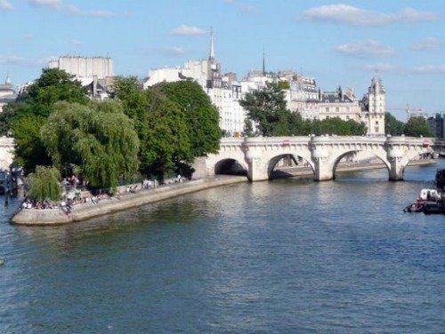 Paris Perfect Vacation Rental in 1st Arrondissement Near Seine River