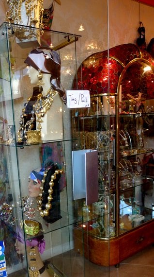 vintage jewelry stand puces paris