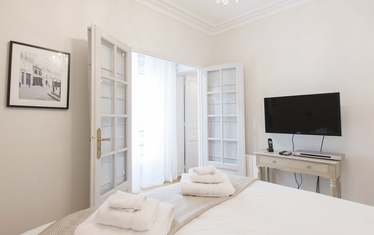 Monthelie - 2 Bedroom Apartment Rental Steps from the Eiffel Tower - Paris Perfect