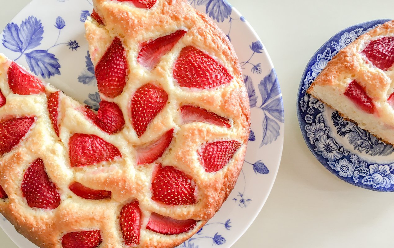 Strawberry Lemon Gâteau au Yaourt: The Perfect Summer Dessert!