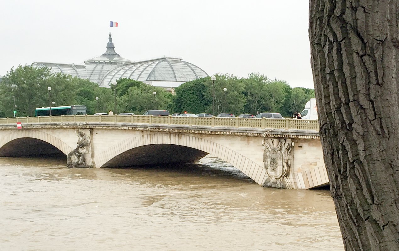 Flooding of the Seine in Paris, 1910 vs. 2016