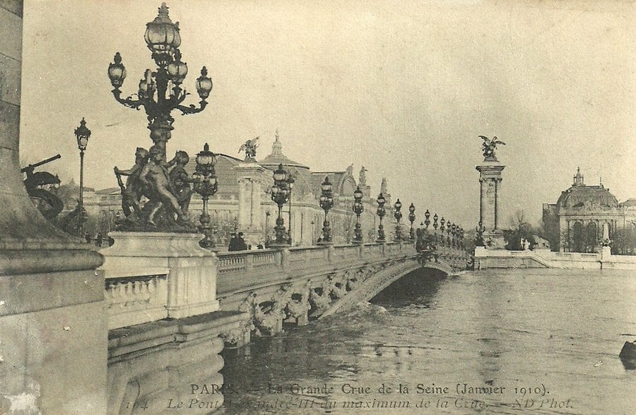 Flooding of the Seine in Paris, 1910 vs. 2016