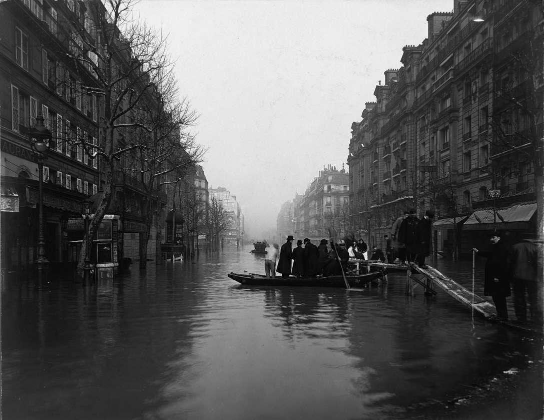 Flooding of the Seine in Paris, 1910 vs. 2016
