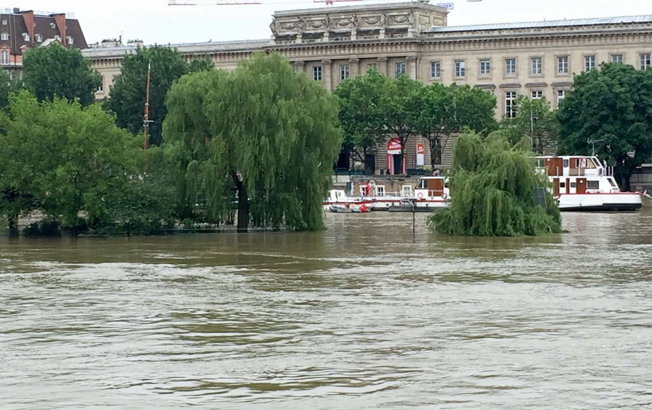 Flooding of the Seine in Paris, 1910 vs. 2016