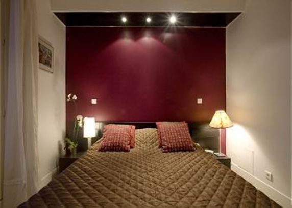 http://www.parisperfect.com/g/photos/apartments/large_902227881-1269788312-Master_bedroom_queen-sized_bed_Paris_Perfect-Living_Paris_apartment_rentals.jpg