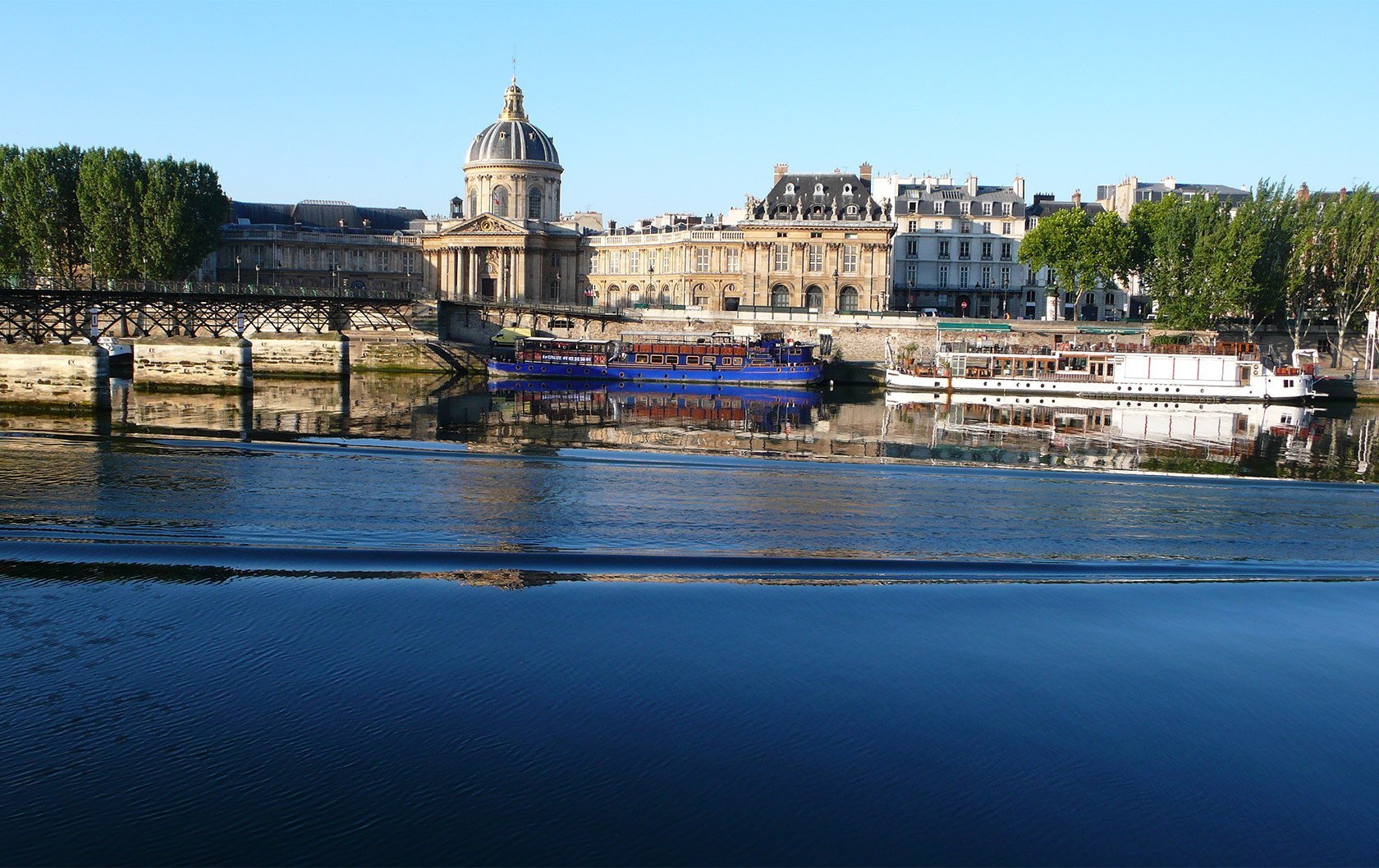 reflections-police-boat-leaves-large-wake