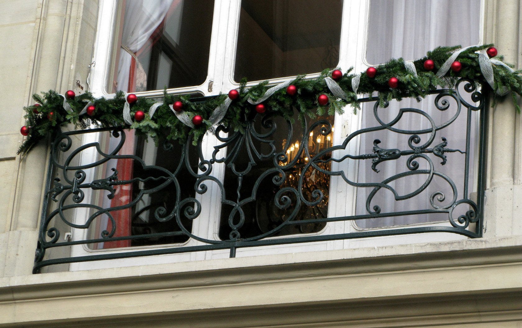 FO-10866632-paris-window-christmas-original