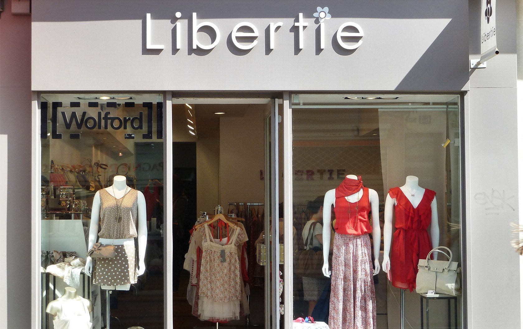 clothes shops in paris