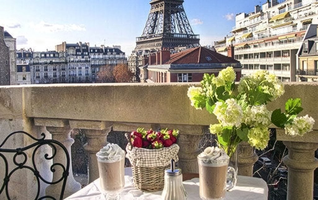 Breakfast on the balcony of the enchanting new Marsannay apartment!
