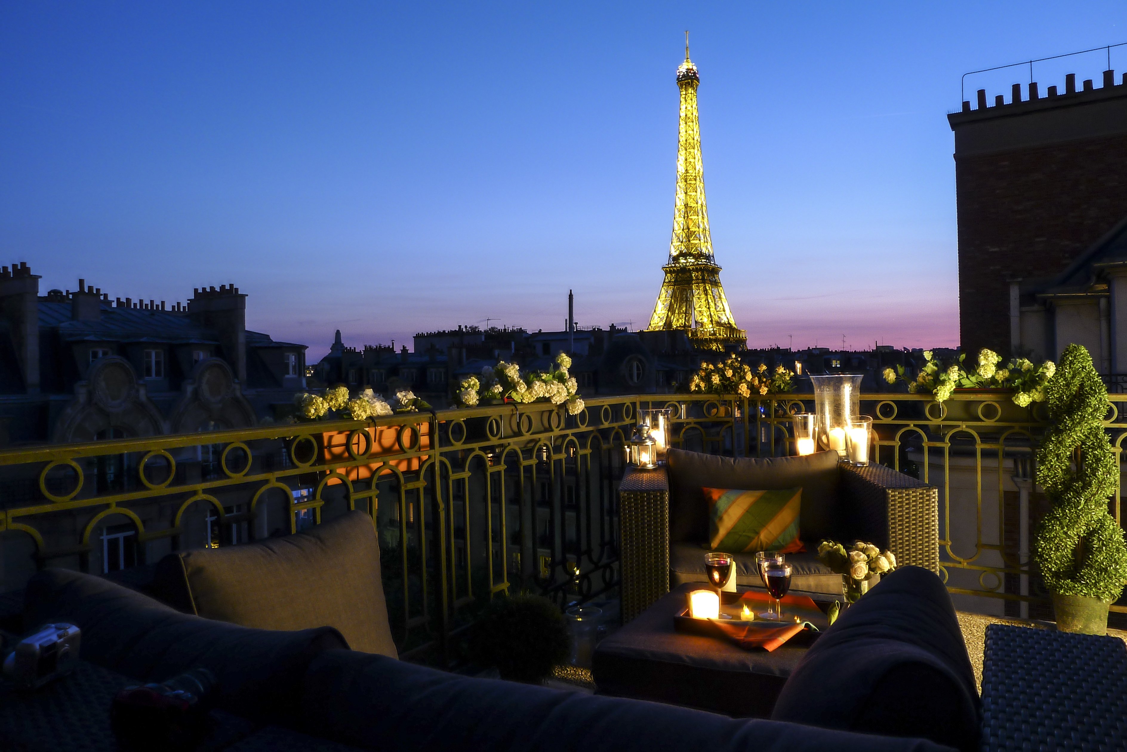 Вид на париж с эйфелевой башни. Кафе в Париже с видом на Эйфелеву башню. Париж вид на Эйфелеву башню. Париж вид с балкона на Эйфелеву башню. Париж балкон Эйфель.