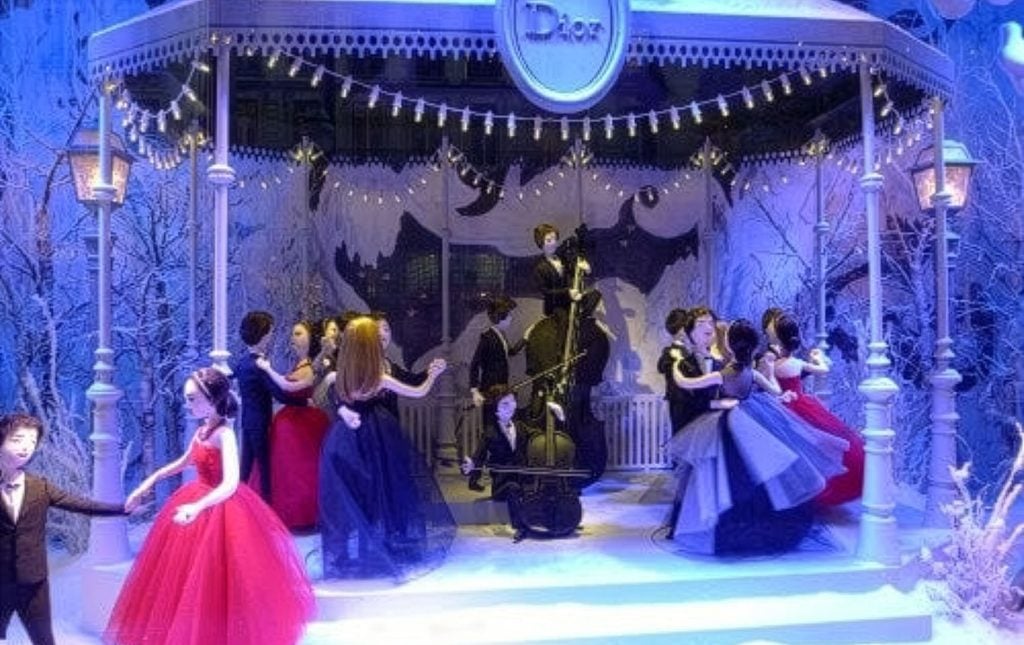 Christian Dior create Christmas magic in the holiday windows at Printemps!