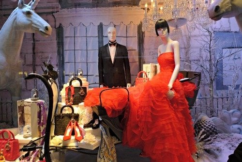 The most beautiful Christmas window displays of Parisian fashion