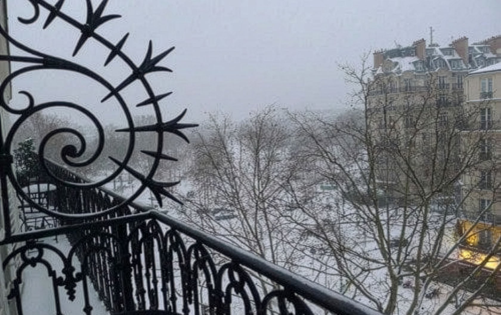 Waking up to a blanket of white snow in Paris - magical!