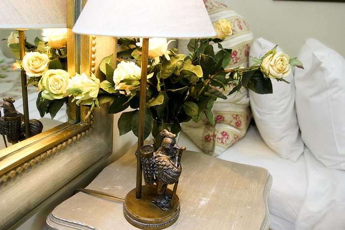 sm rooster-lamp-yellow-roses-rentals-paris-perfect