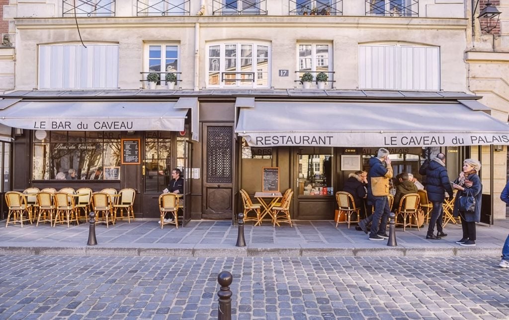 French Cultural Tips: 5 Ways to Avoid Awkward Moments with the Locals in Paris