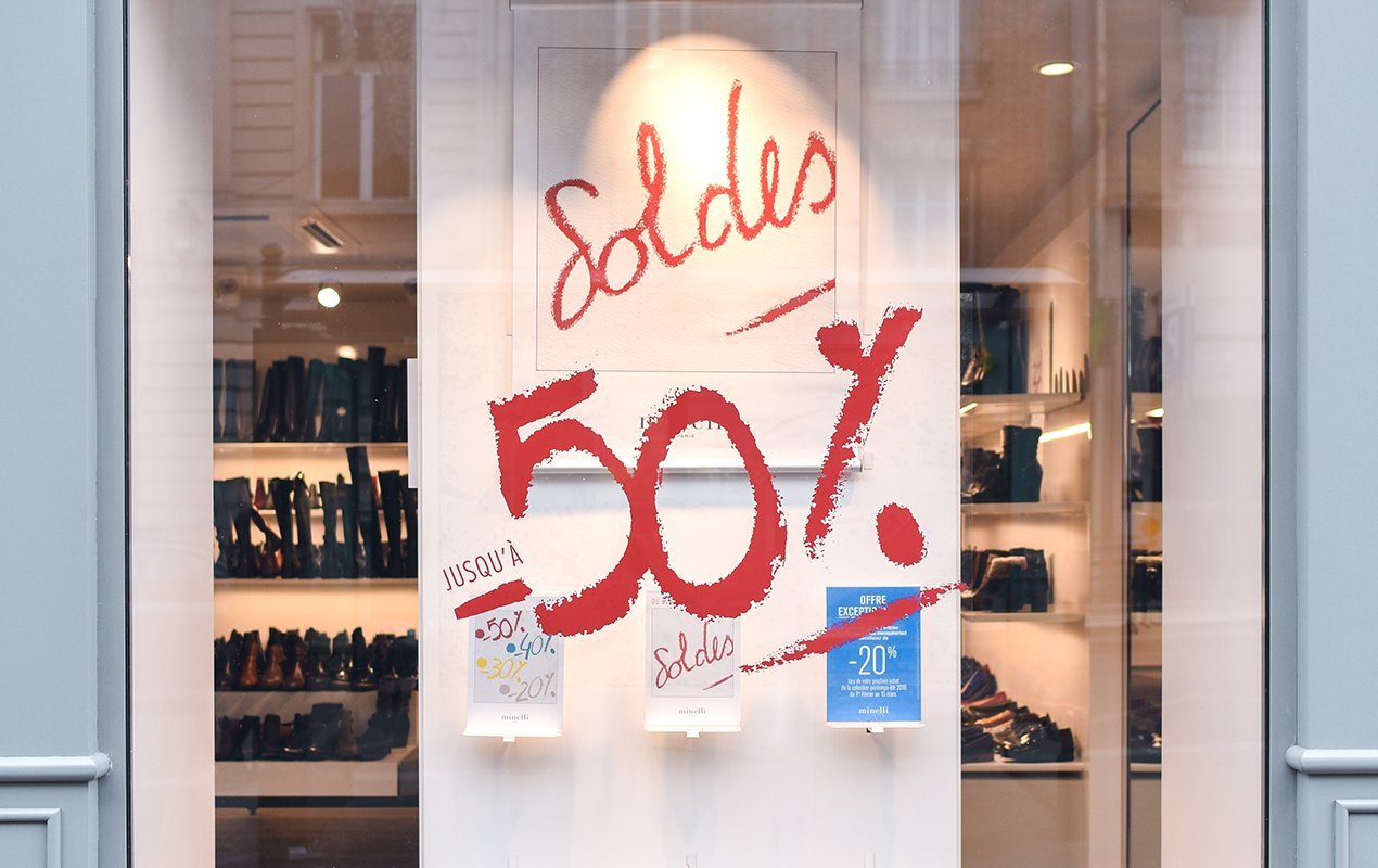 Pairs-winter-sales-window