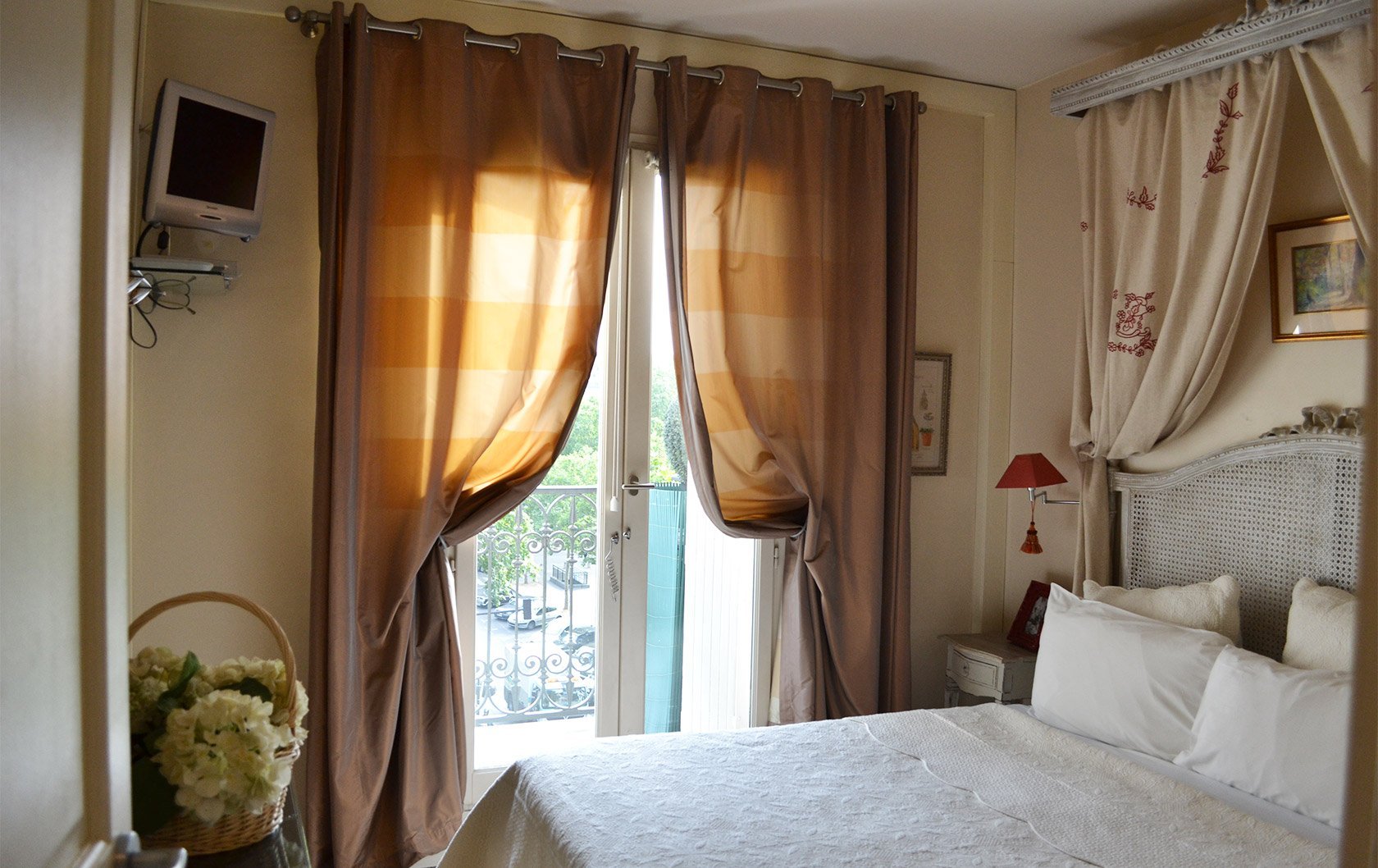 6a-Old-Merlot-master-bedroom