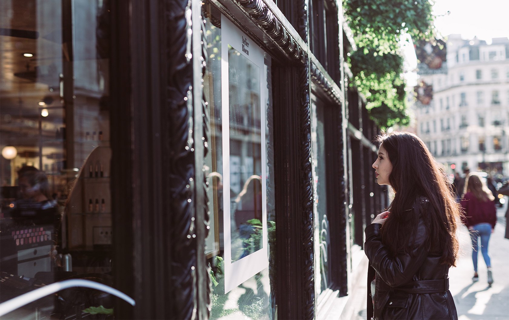 FO-146206939-woman-shopping-window