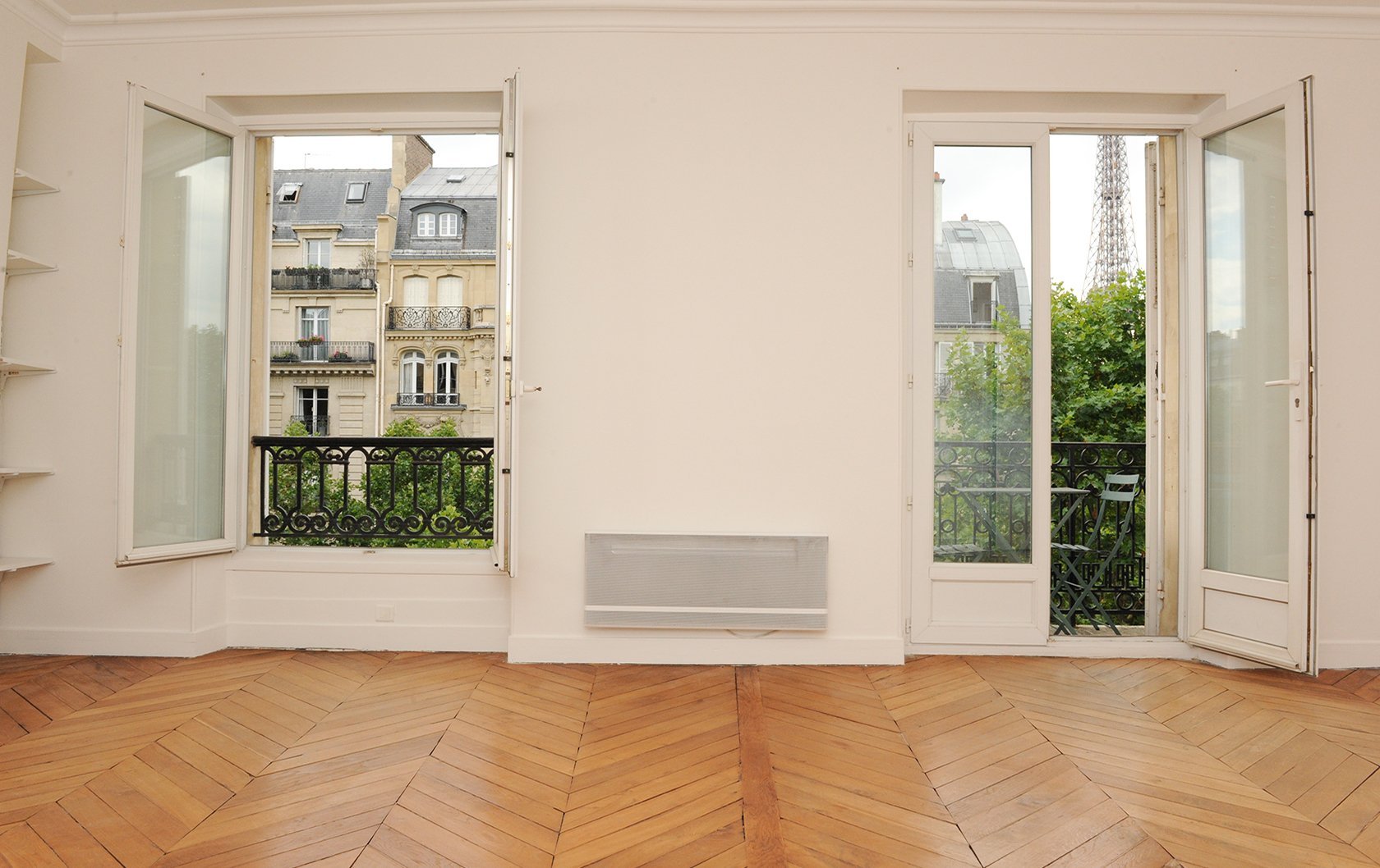 cairanne-living-room-before-eiffel-view