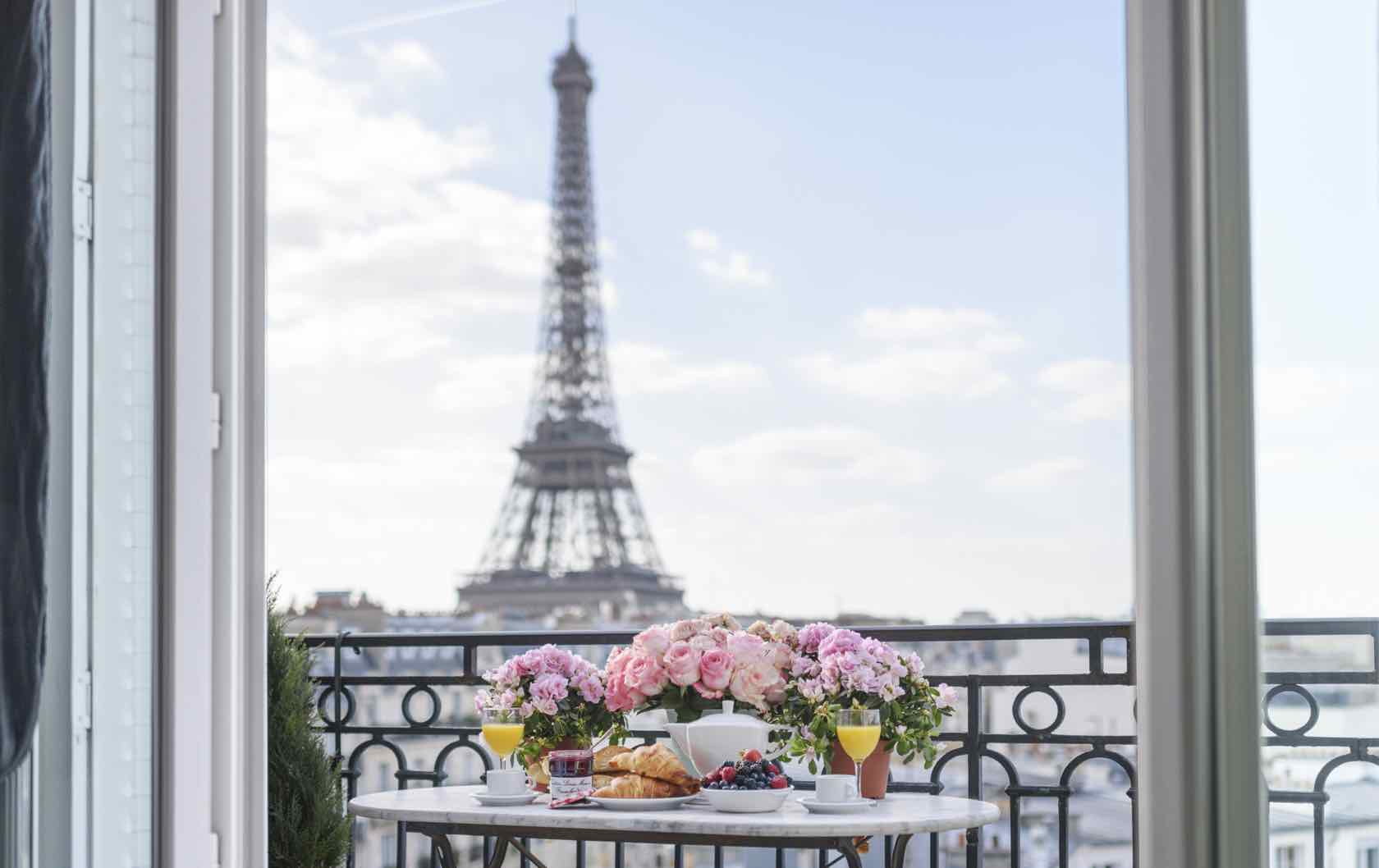 Outdoor dining in Paris