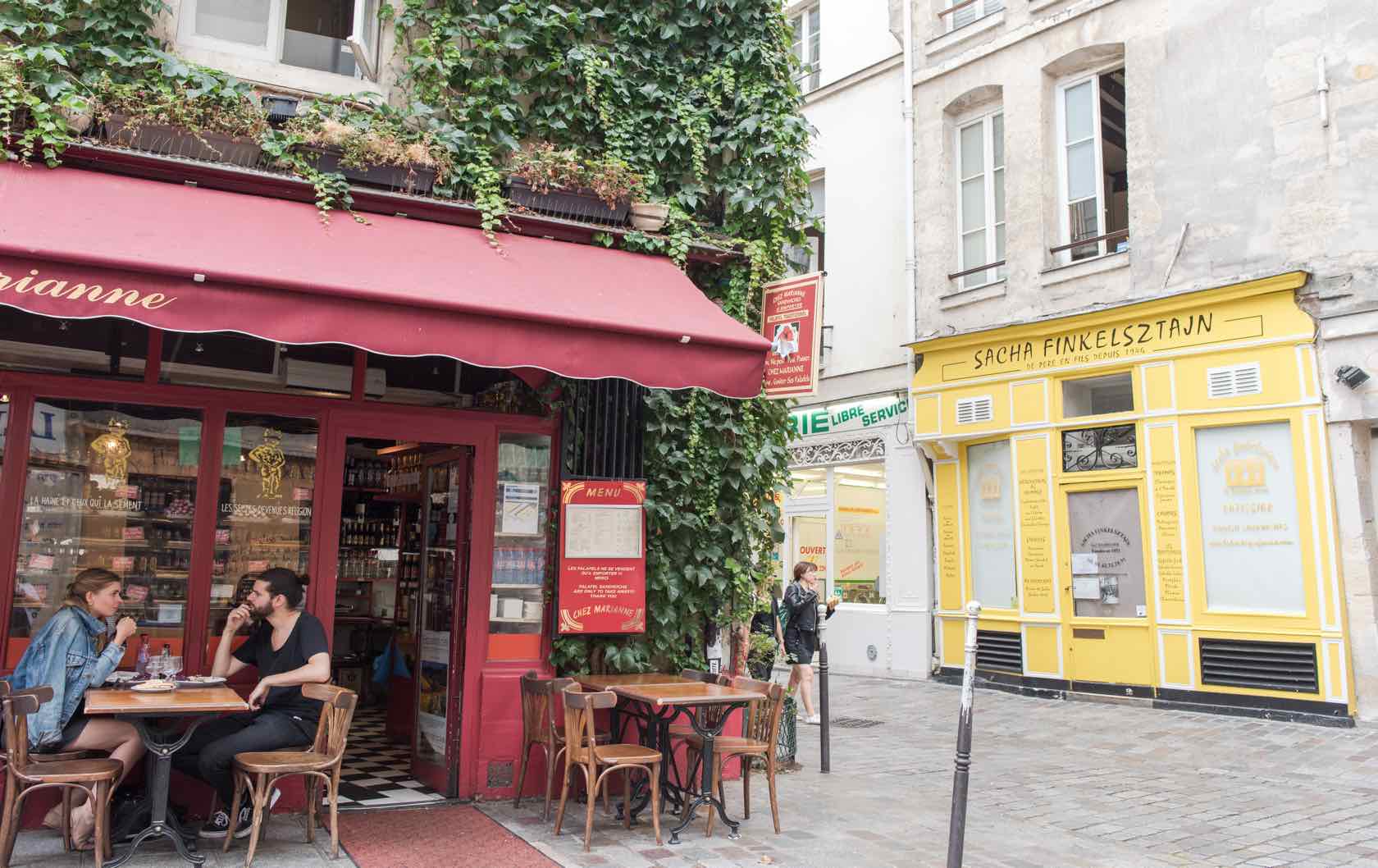 Rue des Rosiers shops