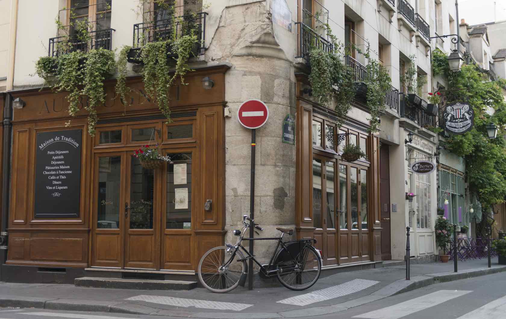 Paris tips bicycle