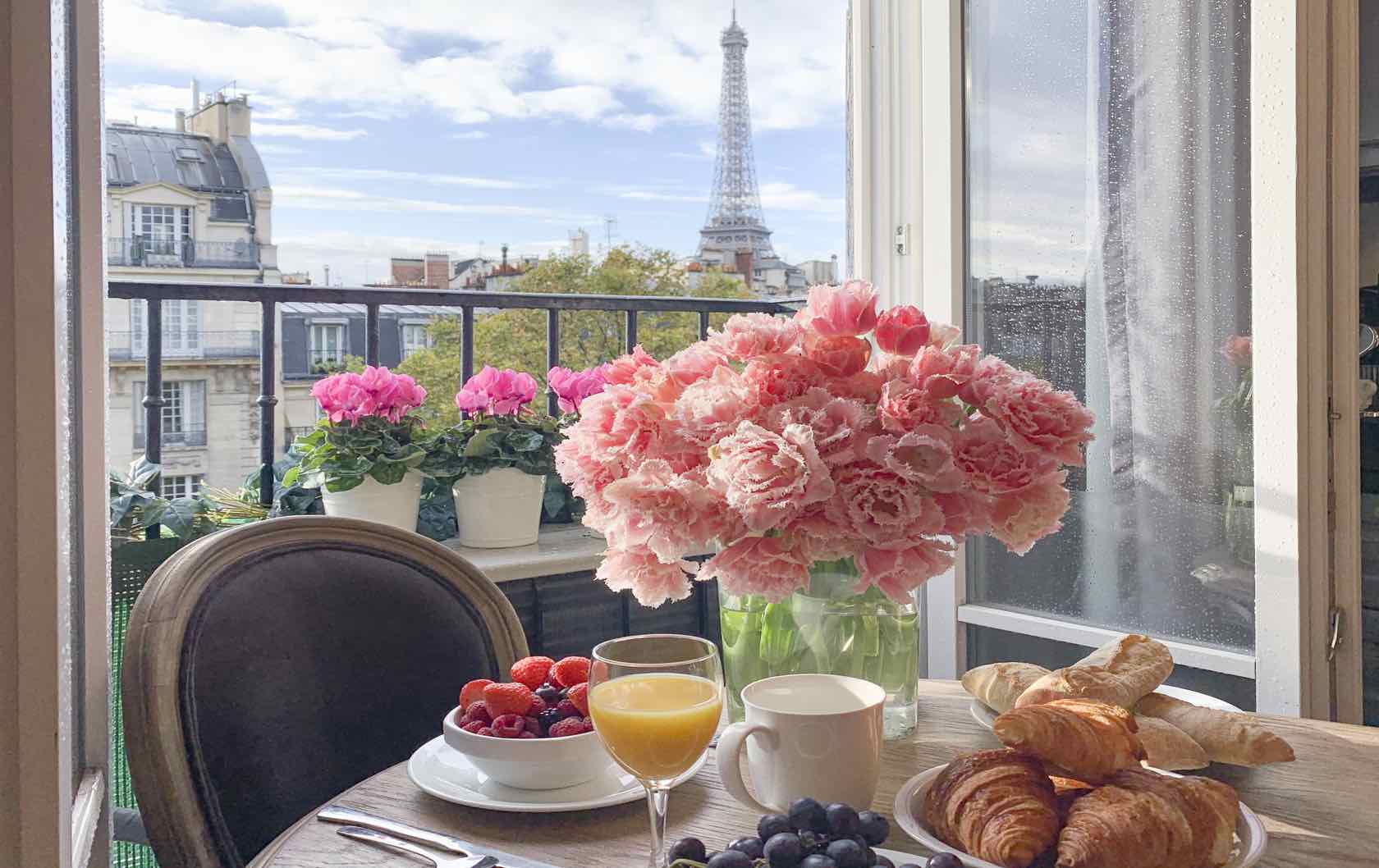 Eiffel Tower view apartment