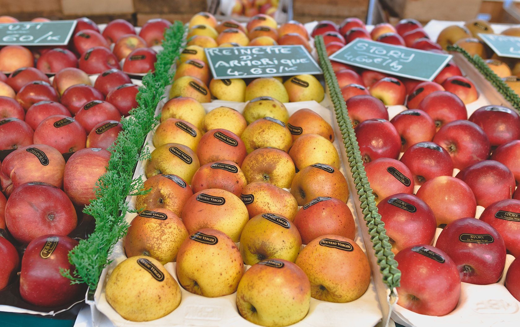 Apples at a Paris market