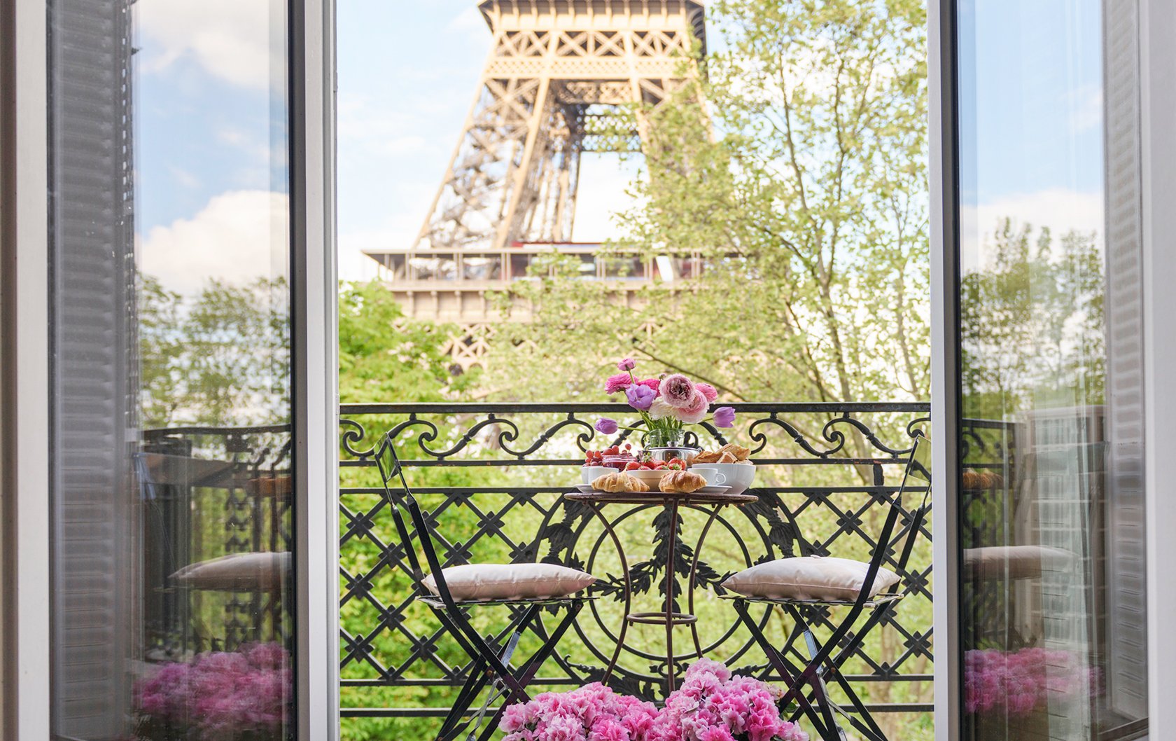 Close Eiffel Tower view from Viognier apartment