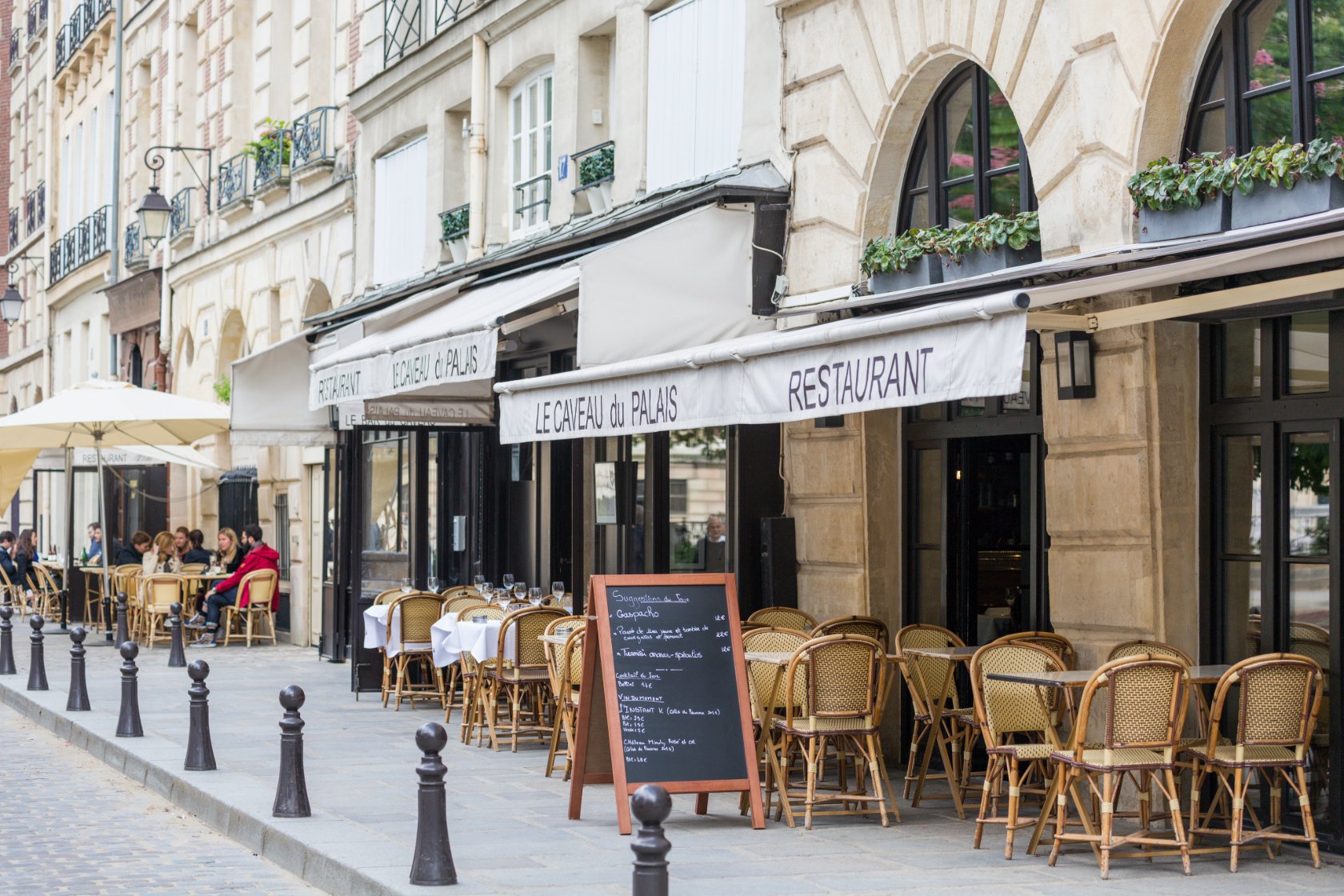 Place Dauphine cafes and restaurants