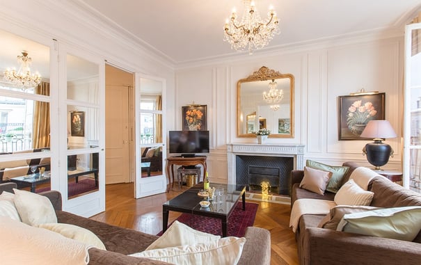 The Perfect Paris Apartment for 8 People!