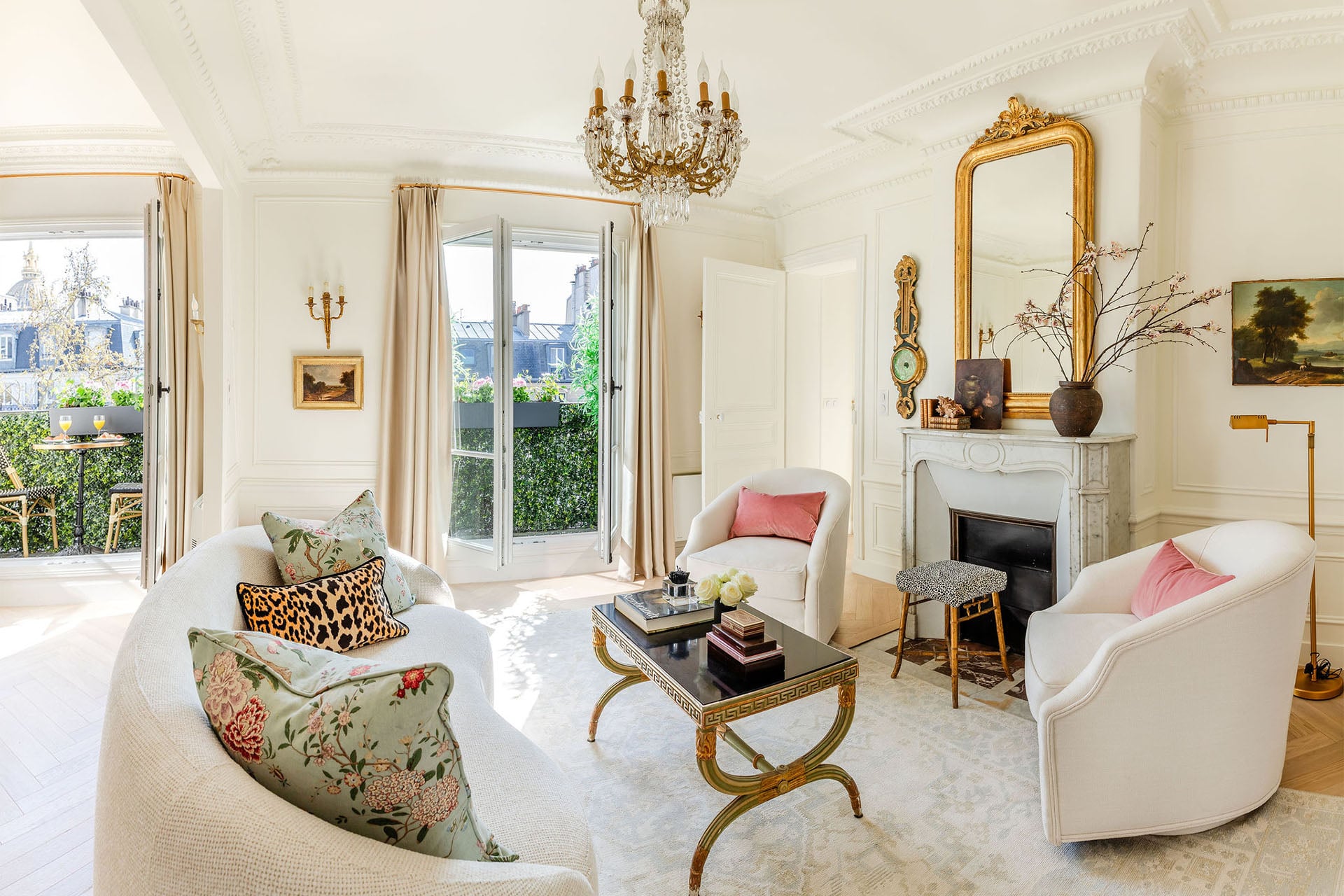 Les Pierres Dorées - Elegant Apartment for Sale with Perfect 7th Arrondissement Location