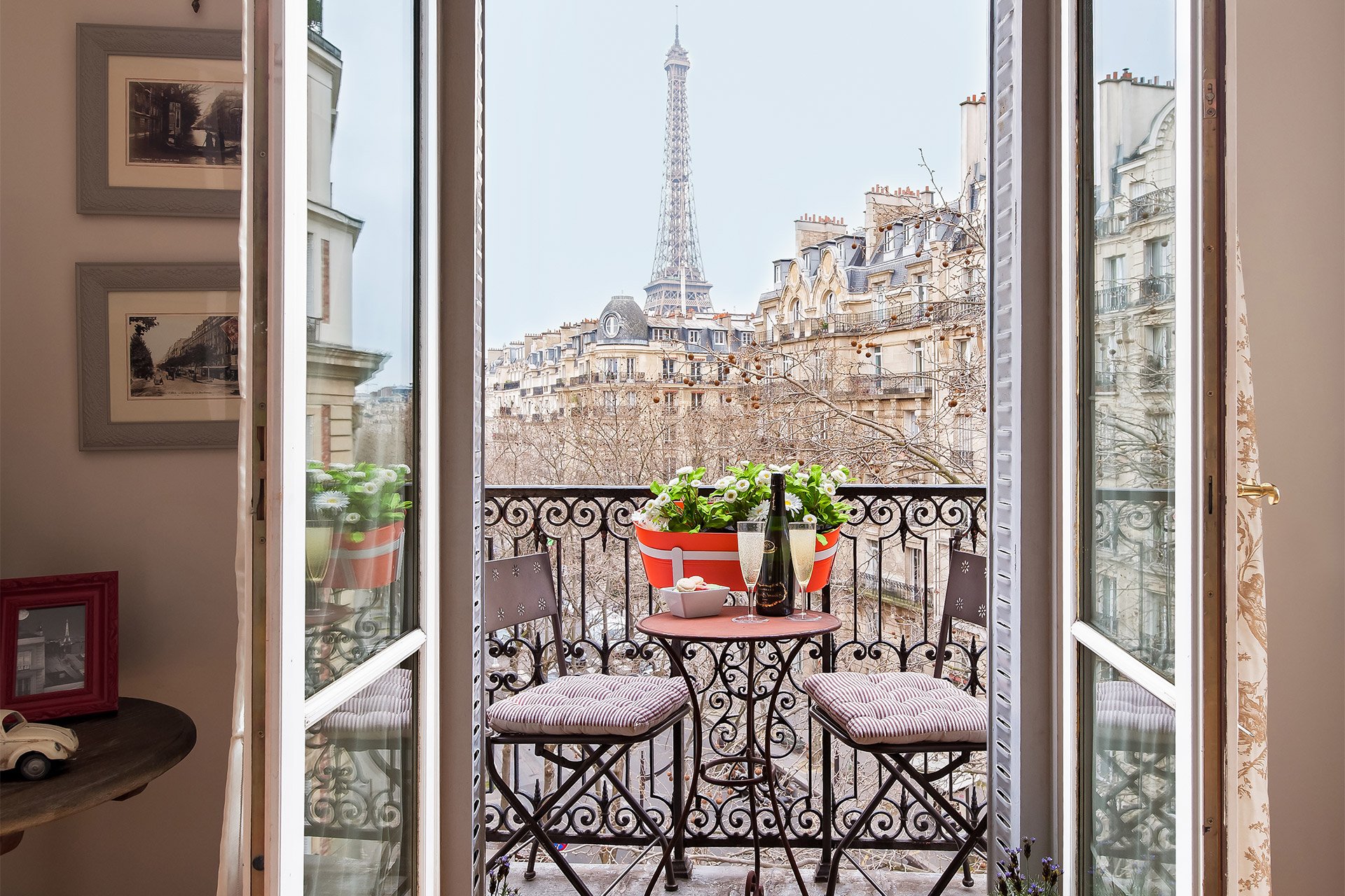 Creative An Apartment In Paris with Simple Decor