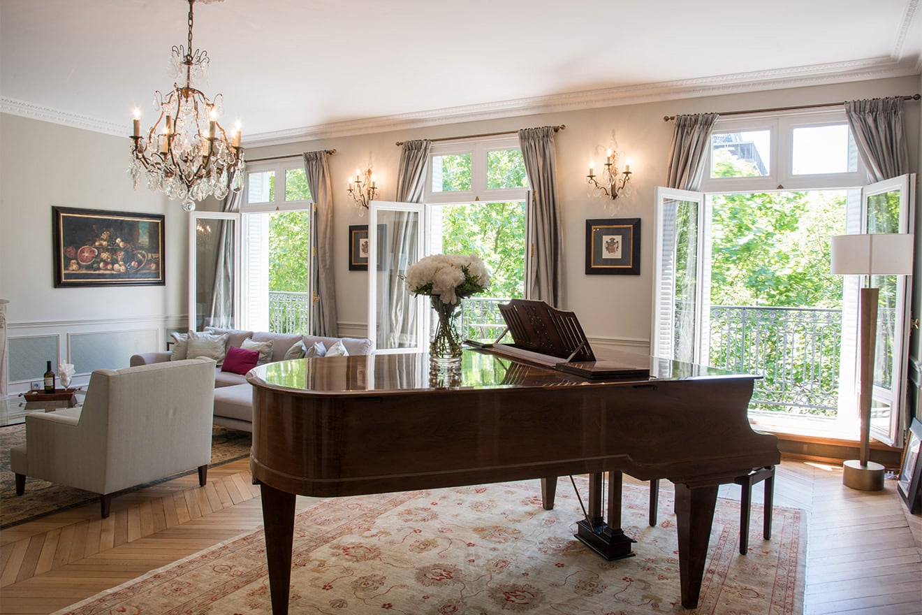 Luxury 3 Bedroom Apartment with Eiffel View, Balcony & Wifi