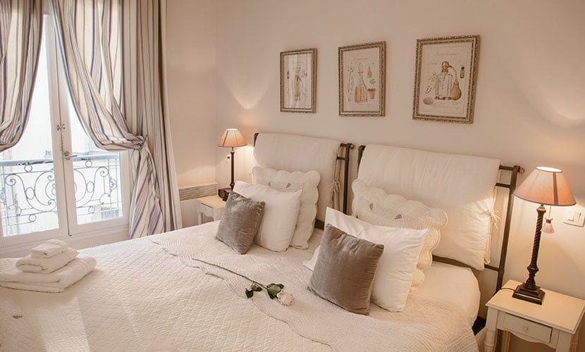 1 bedroom paris accommodation with romantic eiffel tower view