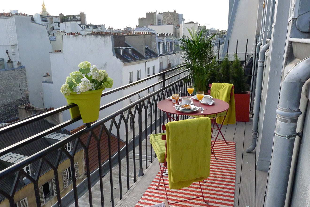 Studio Vacation Rental on rue Cler market street