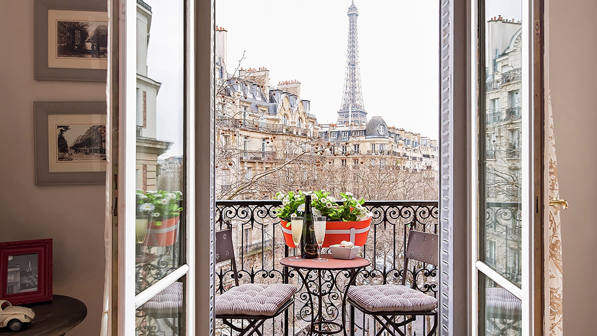 Apartment Eiffel Tower romantic view, Paris, France 