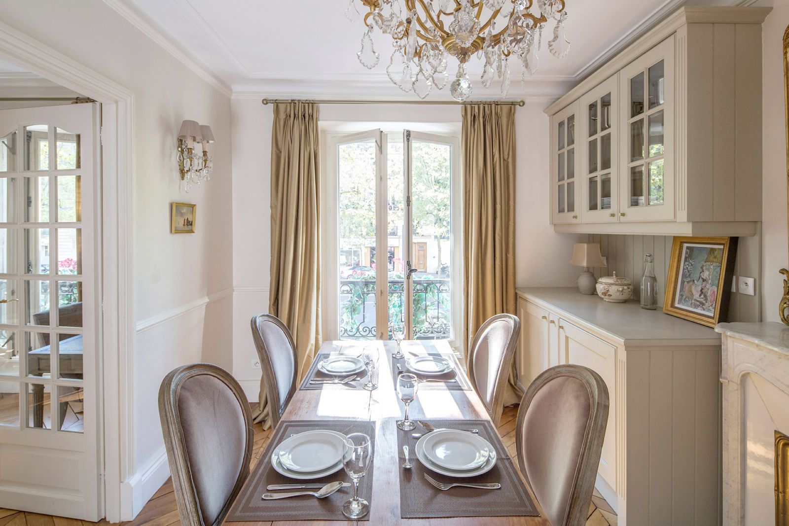  Warm toned French oak table in the kitchen